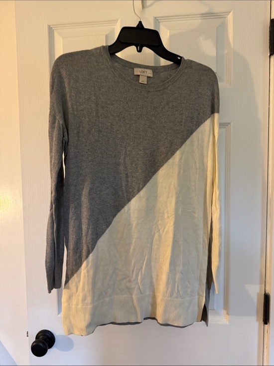 LOFT Sweaters - Ann Taylor LOFT Gray & Cream Diagonal Colorblock Crewneck Sweater Petite Medium
